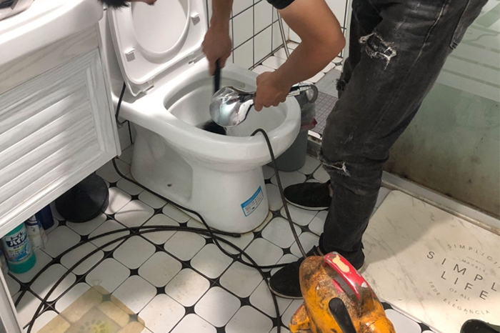 南昌馬桶堵塞自己疏通還是找師傅？專業上門服務讓你省時更省心